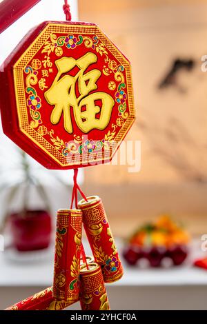 Une décoration suspendue du nouvel an chinois avec le mot fu, bonne fortune. Un fond de nouvel an lunaire, concept. Banque D'Images