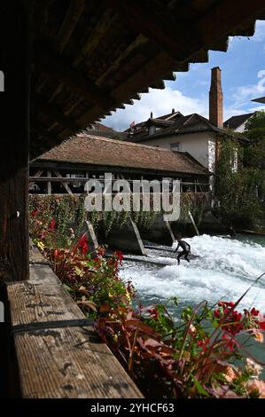 Surfer an der historischen Mühleschleuse, Thun, Schweiz *** surfer à l'écluse historique du moulin, Thun, Suisse Banque D'Images