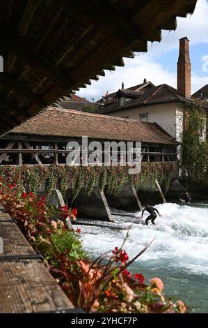 Surfer an der historischen Mühleschleuse, Thun, Schweiz *** surfer à l'écluse historique du moulin, Thun, Suisse Banque D'Images