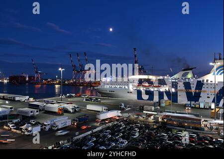 Fährhafen Genua, terminal Traghetti, Genua, Itallien *** Gênes ferry port, Traghetti terminal, Gênes, Italie Banque D'Images