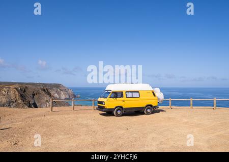 Camping-car rétro garé sur les falaises de la plage de Cordoama, Portugal Banque D'Images