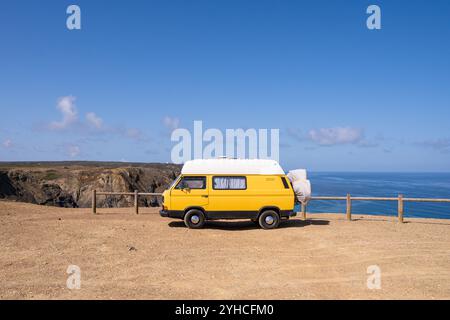 Camping-car rétro garé sur les falaises de la plage de Cordoama, Portugal Banque D'Images