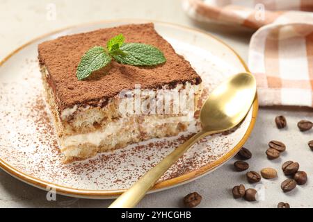 Morceau de savoureux tiramisu sur table beige, gros plan Banque D'Images