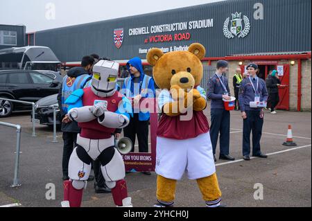 Londres, Royaume-Uni. 10 novembre 2024. Chigwell construction Stadium, Victoria Road 10 novembre 2024 West Ham Masots avant le match de Super League féminine de Barclays entre West Ham United et Leicester City au Chigwell construction Stadium à Londres, Angleterre KM (Keeran Marquis/SPP) crédit : SPP Sport Press photo. /Alamy Live News Banque D'Images