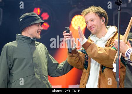 Sessionseroeffnung Koelner Karneval Heumarkt Joris und Oliver Niesen Leadsaenger der Band Cat Ballou BEI seinem Auftritt gemeinsam mit Cat Ballou BEI der Sessionseroeffnung am Koelner Karneval am Heumarkt Koeln Nordrhein-Westfalen Deutschland *** session d'ouverture du Carnival de Cologne Heumarkt Joris et Oliver Niesen Allemagne, chanteur principal du groupe Cat Ballou au Rhénanie-Westphalie Banque D'Images