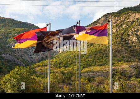 Drapeau de l'Arménie et du Haut-Karabakh. Cacausus Mountain en arrière-plan. Artsakh, Azerbaïdjan. Banque D'Images