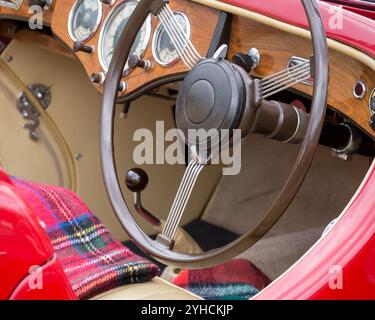 ESSEX, Royaume-Uni - 23 JUIN 2013 : intérieur du Riley RMC Roadster rouge montrant le volant et le tableau de bord Banque D'Images