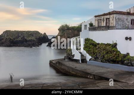 Porto Velho est un ancien port de pêche à Santa Cruz das Flores, aux Açores, transformé en zone de baignade et utilisé par les pêcheurs locaux. Banque D'Images