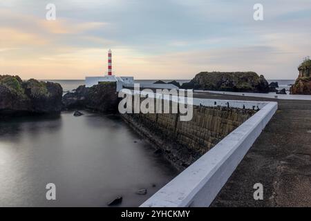 Porto Velho est un ancien port de pêche à Santa Cruz das Flores, aux Açores, transformé en zone de baignade et utilisé par les pêcheurs locaux. Banque D'Images