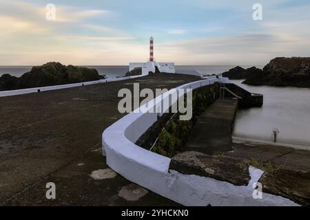 Porto Velho est un ancien port de pêche à Santa Cruz das Flores, aux Açores, transformé en zone de baignade et utilisé par les pêcheurs locaux. Banque D'Images