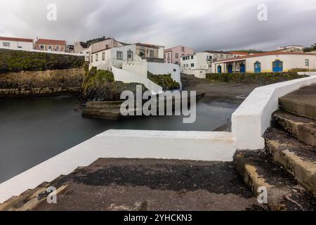 Porto Velho est un ancien port de pêche à Santa Cruz das Flores, aux Açores, transformé en zone de baignade et utilisé par les pêcheurs locaux. Banque D'Images