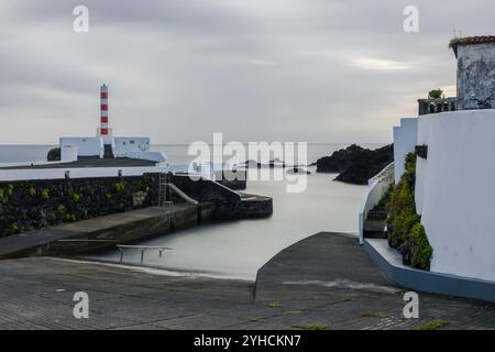 Porto Velho est un ancien port de pêche à Santa Cruz das Flores, aux Açores, transformé en zone de baignade et utilisé par les pêcheurs locaux. Banque D'Images