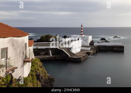 Porto Velho est un ancien port de pêche à Santa Cruz das Flores, aux Açores, transformé en zone de baignade et utilisé par les pêcheurs locaux. Banque D'Images