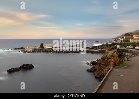 Porto Velho est un ancien port de pêche à Santa Cruz das Flores, aux Açores, transformé en zone de baignade et utilisé par les pêcheurs locaux. Banque D'Images