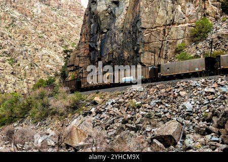 Glenwood Springs, États-Unis - 29 septembre 2022 : les voies ferrées et le train du fleuve Colorado se déplacent près de Glenwood Springs Banque D'Images