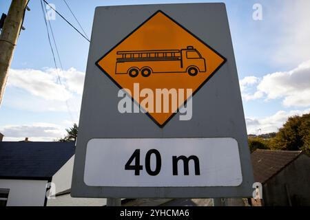 panneau d'avertissement diamant orange pour la caserne de pompiers 40m devant moville, comté de donegal, république d'irlande Banque D'Images