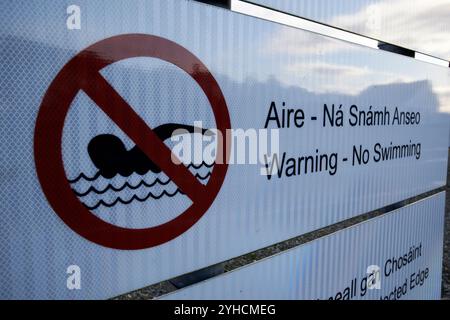 pas de panneau d'avertissement de baignade dans le port de greencastle, comté de donegal, république d'irlande Banque D'Images