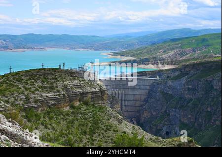 Panorama d'une centrale hydroélectrique de Chirkey au Daghestan, Caucase du Nord de la Russie Banque D'Images