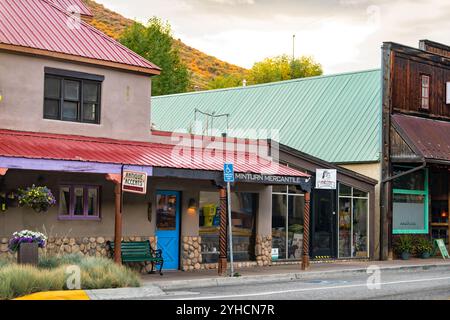 Minturn, États-Unis - 29 septembre 2022 : Colorado petite ville ancien village minier avec Minturn Mercantile Banque D'Images