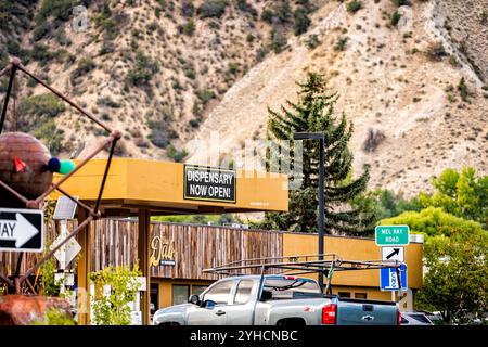 Glenwood Springs, États-Unis - 29 septembre 2022 : magasin de dispensaire de marijuana The DAB's sur la rue du centre-ville du Colorado avec ouvert pour les affaires Banque D'Images