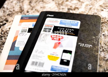 Avon, États-Unis - 5 janvier 2022 : gros plan de la marque de magasin emballé du journal de bloc-notes pour le signe d'étiquette du livre de composition Mead cinq étoiles Banque D'Images