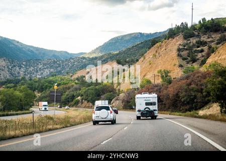 Glenwood Springs, États-Unis - 29 septembre 2022 : route de l'autoroute du Colorado avec véhicules récréatifs de camping-cars conduisant en été par des paysages pittoresques en été Banque D'Images