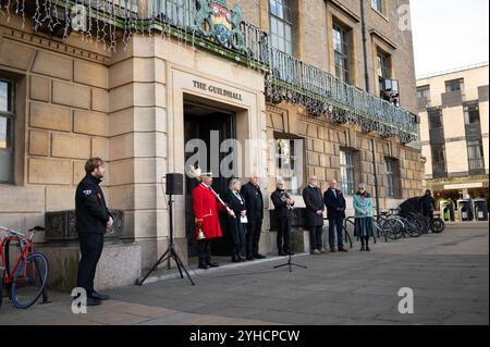 Cambridge, Royaume-Uni. 11/11/2024. Les membres du conseil de Cambridge se rassemblent devant le Guildhall de Cambridge pour observer un silence de deux minutes le jour de l'armistice. L'Armistice était un accord pour mettre fin aux hostilités pendant la première Guerre mondiale qui est entré en vigueur à 11h le 11 novembre 1918, et il est commémoré autour du Royaume-Uni par un silence de deux minutes à 11h le 11ème jour du 11ème mois. Crédit : David Tramontan / Alamy Live News Banque D'Images