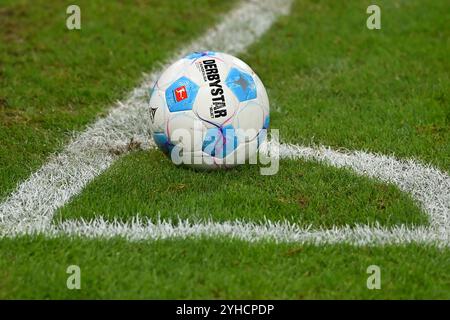 Motif marginal : ballon, ballon de match officiel Derbystar se trouve sur le terrain dans le coin. Photo de l'objet. Football 1. Bundesliga saison 2024/2025, 10e journée, journée 10, VfB Stuttgart - Eintracht Frankfurt 2-3 le 10 novembre 2024, MHP ARENA. ? Banque D'Images