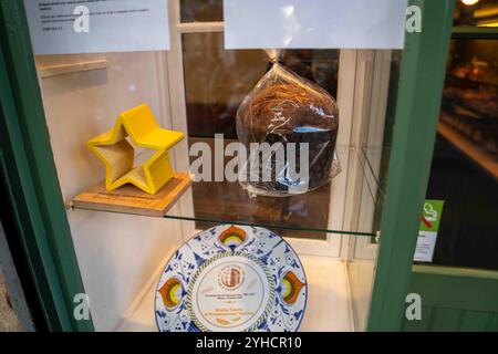 La boulangerie Sucal de Barcelone remporte le concours du meilleur panettone du monde, lors d’un concours organisé à Milan. La boulangerie, étonnée d’avoir remporté ce prix, a célébré être la première boulangerie hors d’Italie à recevoir ce prix. La pasteler&#xed;a Sucal de Barcelona gana el concurso al mejor panettone del mundo, en un certamen celeado en Milán. La pasteler&#xed;a, que se siente asombrada por haber ganado este premio, ha celeado Ser la primera pasteler&#xed;a fuera de Italia en obtener el galardón. News-cronaca-Barcelone, Espagne lundi 11 novembre 2024 (photo par Eric Renom Banque D'Images