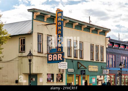 Leadville, États-Unis - 29 septembre 2022 : rue principale de la ville minière du Colorado avec panneau rétro de bar restaurant manhattan Banque D'Images