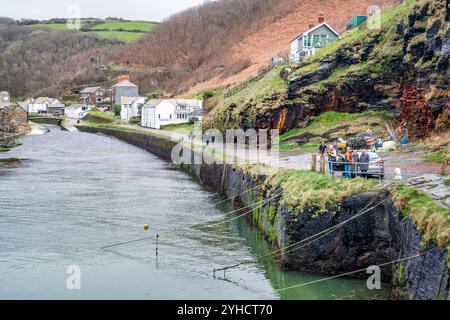 Vue depuis le mur du port regardant vers le haut de la rivière Valency vers le village de Boscastle, Cornouailles, Angleterre, Royaume-Uni. Banque D'Images