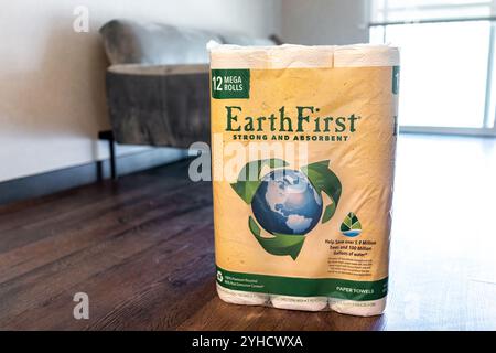 Avon, États-Unis - 8 juillet 2022 : EarthFirst serviettes en papier avec panneau en papier recyclé avec étiquette pour économiser sur l'eau, message environnemental Banque D'Images