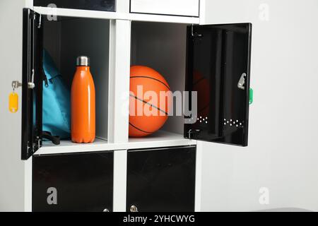 Casiers avec effets personnels dans le vestiaire de la salle de gym, gros plan Banque D'Images