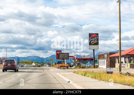 Minturn, États-Unis - 29 septembre 2022 : Colorado petite ville vieux village minier avec panneau pour la hutte à pizza Banque D'Images