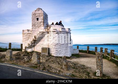 Le Huer's Hut a été utilisé comme point d'observation pour l'arrivée saisonnière de bancs de pèchards dans la baie de Newquay, Cornouailles, Angleterre, Royaume-Uni. Banque D'Images