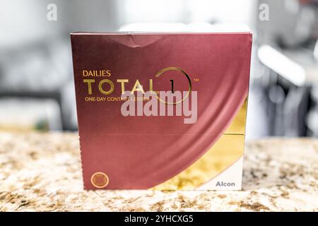 Avon, États-Unis - 8 juillet 2022 : lentilles de contact Dailies paquet de boîte d'un jour par Alcon macro gros plan lentilles de contact pour la vue optique Banque D'Images
