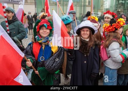 Wroclaw, Wroclaw, Pologne. 11 novembre 2024. Le 11 novembre, Wroclaw célébrait le jour de l'indépendance avec le défilé annuel de l'indépendance joyeuse, qui a commencé, comme le veut la tradition, à Freedom Square. L’événement a attiré de nombreux résidents et touristes, y compris des familles, des enfants, des jeunes et des aînés. qui se sont réunis pour célébrer le jour de l'indépendance avec joie et fierté. Le parcours du défilé a conduit les participants le long d'un chemin de 3 kilomètres jusqu'au Centre de mémoire historique '''' Zajezdnia sur la rue Grabiszynska, reliant symboliquement la marche à la lutte historique de la ville pour la liberté. Le programme fea Banque D'Images