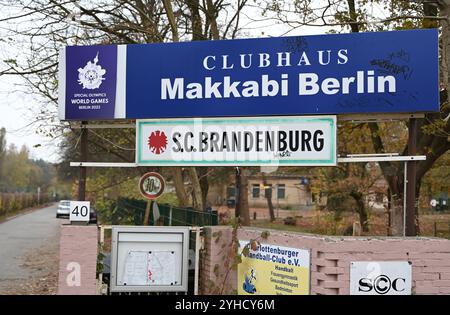 Berlin, Allemagne. 11 novembre 2024. Un panneau indiquant "Clubhaus Makkabi Berlin" peut être vu à l'installation sportive Julius Hirsch. La sécurité de l'État enquête sur des abus antisémites présumés et des menaces contre de jeunes footballeurs juifs à Berlin. Crédit : Markus Lenhardt/dpa/Alamy Live News Banque D'Images