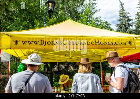 Vail, États-Unis - 3 juillet 2022 : marché fermier dans le Colorado avec des vendeurs de nourriture, stalle de miel local et des gens Banque D'Images