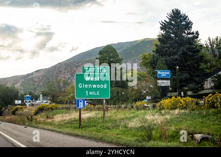 Glenwood Springs, États-Unis - 29 septembre 2022 : sortie de l'aire de repos de l'hôtel sur la route du Colorado en été Banque D'Images