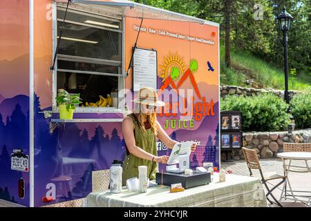 Vail, États-Unis - 3 juillet 2022 : marché fermier dans le Colorado avec des vendeurs de jus verts étals locaux Banque D'Images