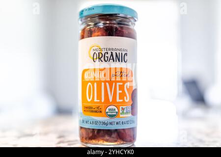 Avon, États-Unis - 27 juin 2022 : marque méditerranéenne d'olives dénoyautées kalamata bio en macro saumure en gros plan avec fond bokeh Banque D'Images