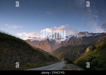Ciel étoilé nocturne au-dessus de la route de montagne dans le parc national des Ecrins, France Banque D'Images