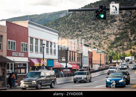 Glenwood Springs, États-Unis - 29 septembre 2022 : enseignes hôtelières et vente au détail dans le Colorado construction par Glenwood canyon montagnes Rocheuses dans la construction Banque D'Images