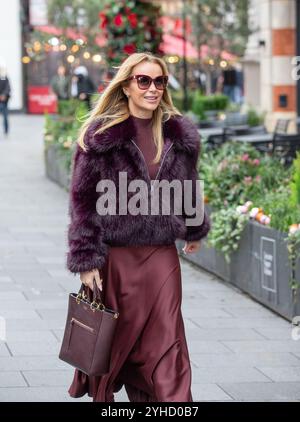 Londres, Angleterre, Royaume-Uni. 11 novembre 2024. Amanda Holden a l'air magnifique alors qu'elle quitte Global Radio Studios après avoir présenté son émission de radio Heart Breakfast Credit : Richard Lincoln/Alamy Live News Banque D'Images