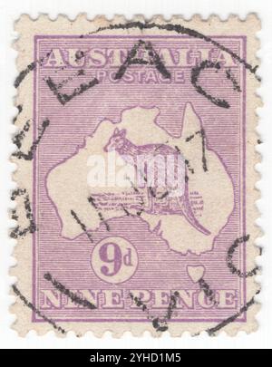 AUSTRALIE — 1913 janvier 29 : timbre-poste violet à 9 pence représentant Kangourou et carte de l'Australie. L'Australie est le continent habité le plus ancien, le plus plat et le plus sec, avec les sols les moins fertiles. C'est un pays mégadivers, et sa taille lui confère une grande variété de paysages et de climats, avec des déserts au centre, des forêts tropicales au nord-est et des chaînes de montagnes au sud-est. Le kangourou est un symbole reconnaissable de l'Australie. Première émission de timbres-poste australiens. Le kangourou et l'émeu apparaissent sur les armoiries australiennes Banque D'Images