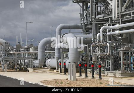 Tuyauterie dans une nouvelle usine de compression de gaz à Peterborough, Royaume-Uni. Banque D'Images