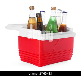 Beaucoup de bouteilles de boissons dans la glacière isolée sur blanc Banque D'Images