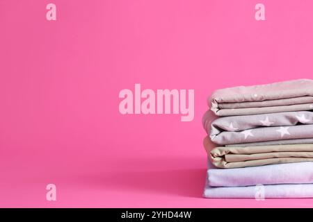 Pile de draps propres sur fond rose. Espace pour le texte Banque D'Images