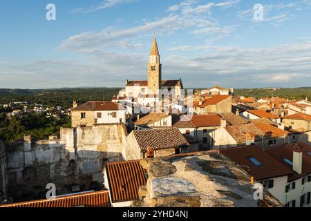 Vue sur les toits et le centre historique de la vieille ville pittoresque de Buje en Istrie, Croatie Banque D'Images